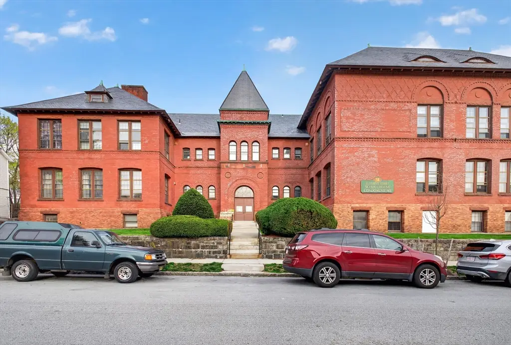 31 Elizabeth St #202, Worcester, MA 01605 - #1