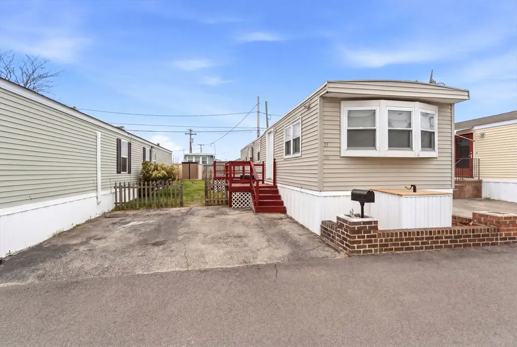 11 East Dr, Rumford, RI 02916 - #1