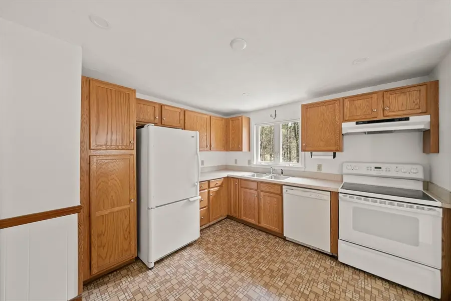 988 E Washington St, Hanson, MA 02341 - #3