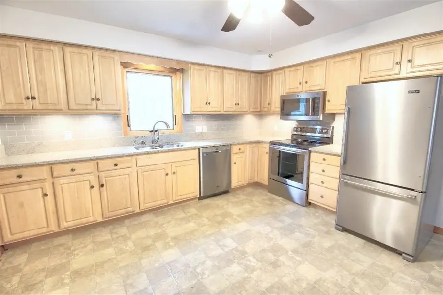 199 Ridgewood Dr, Leominster, MA 01453 - #3