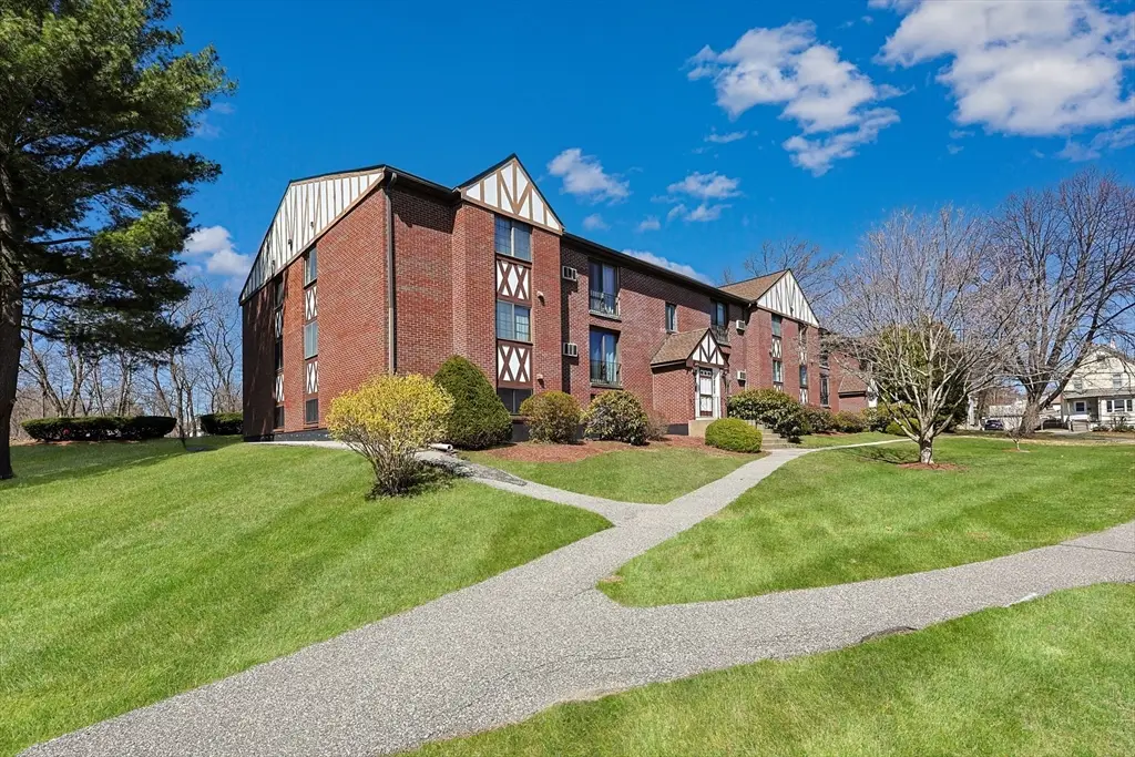 1229 Lawrence St #303, Lowell, MA 01852 - #1