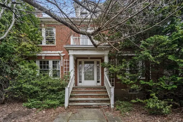 10 Stoneleigh Cir, Watertown, MA 02472