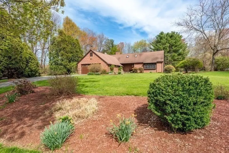 560 Middle St, Amherst, MA 01002 - #2