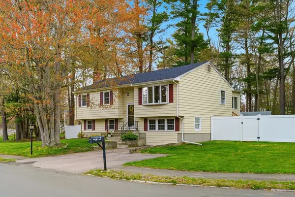 8 Bicknell St, Foxboro, MA 02035