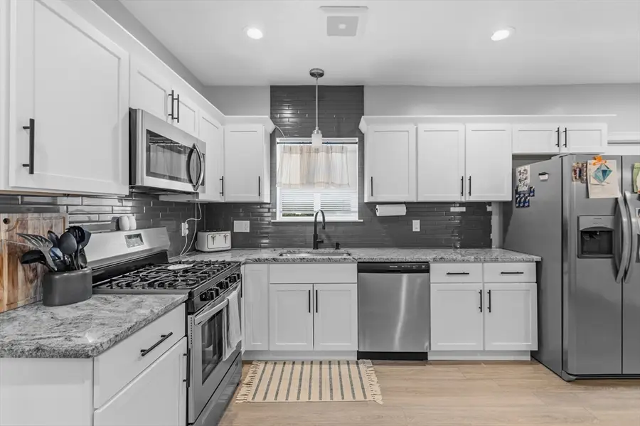 26 Oak St, New Bedford, MA 02740 - #3
