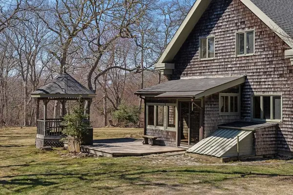 24 Beetle Swamp Rd, Edgartown, MA 02539