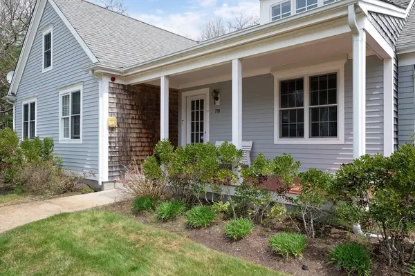 7 Schooner Ln #B, Mashpee, MA 02649