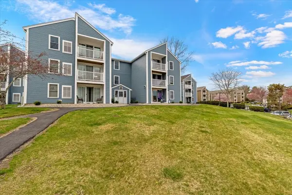 2 Marc Dr #2B7, Plymouth, MA 02360