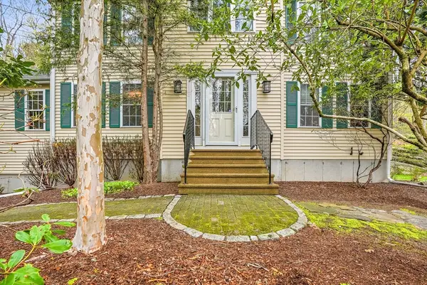 69 Warren St, Upton, MA 01568