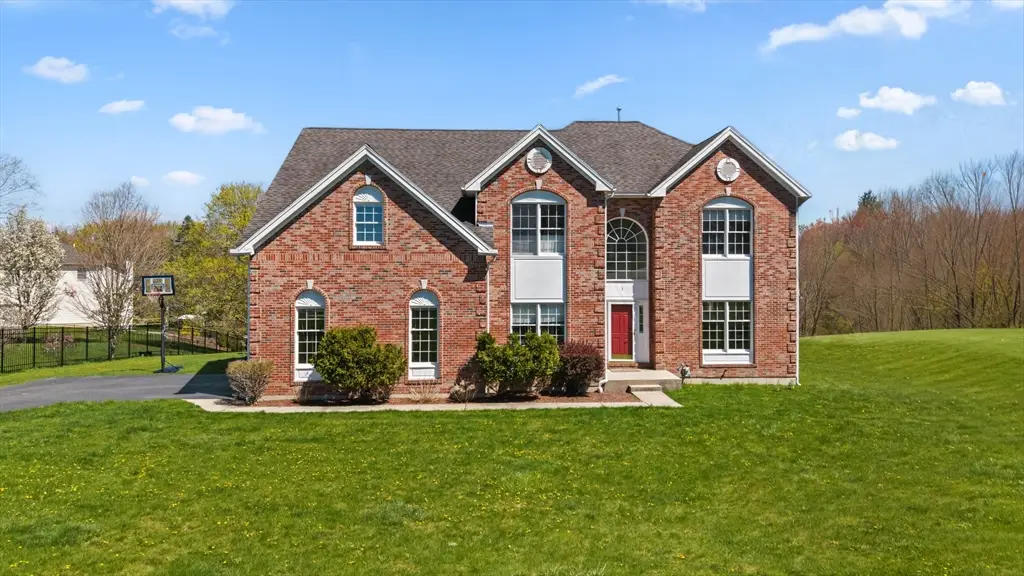 3 Emerson Cir, Shrewsbury, MA 01545 - #1
