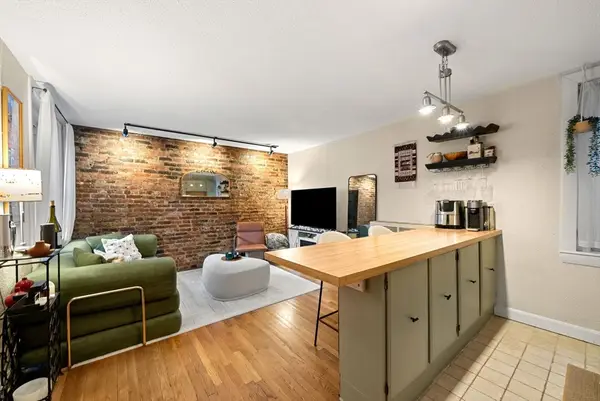 10 Henchman St #2R, Boston, MA 02113