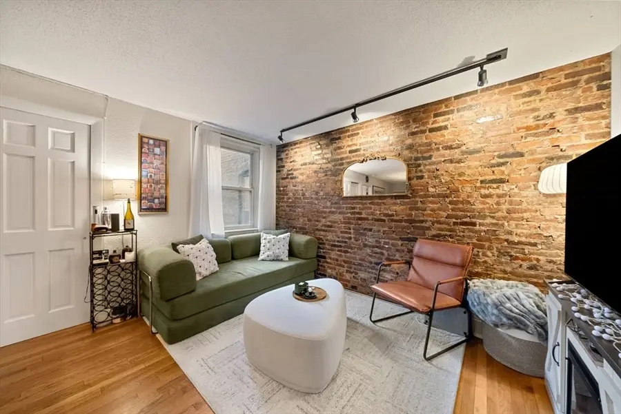 10 Henchman St #2R, Boston, MA 02113 - #3
