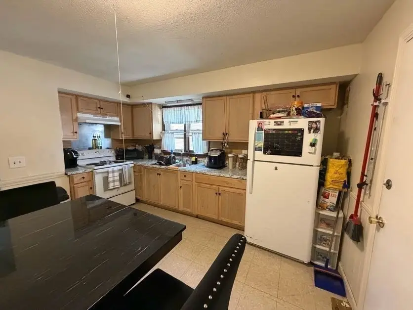 48 Acushnet Ave, Springfield, MA 01105 - #3