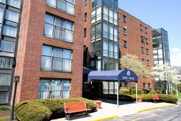 4234 North Main St #208, Fall River, MA 02720