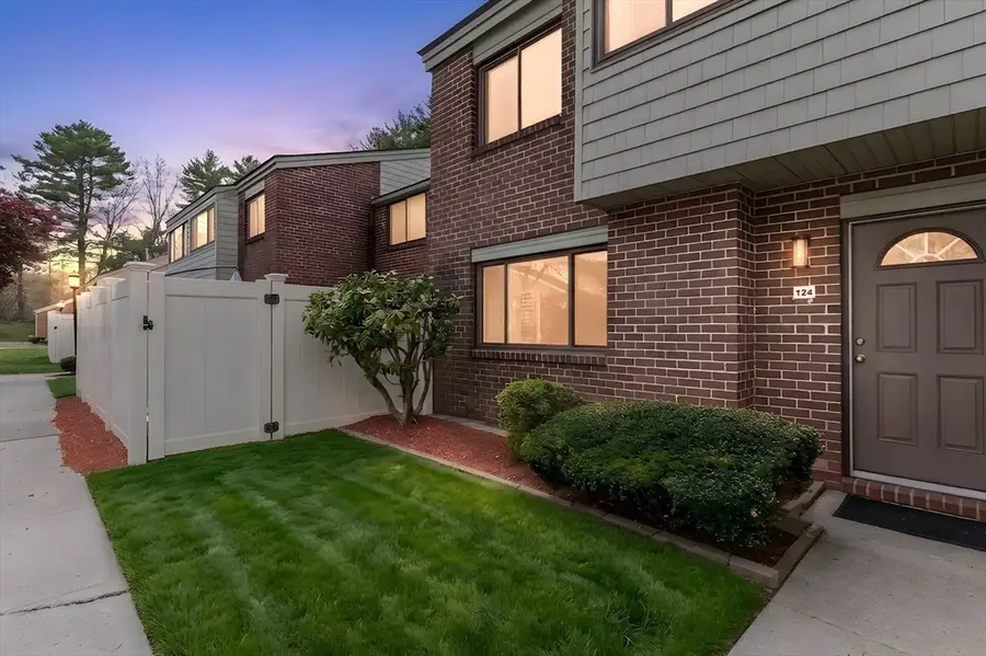 124 Greenbrook Ll #124, Stoughton, MA 02072 - #3