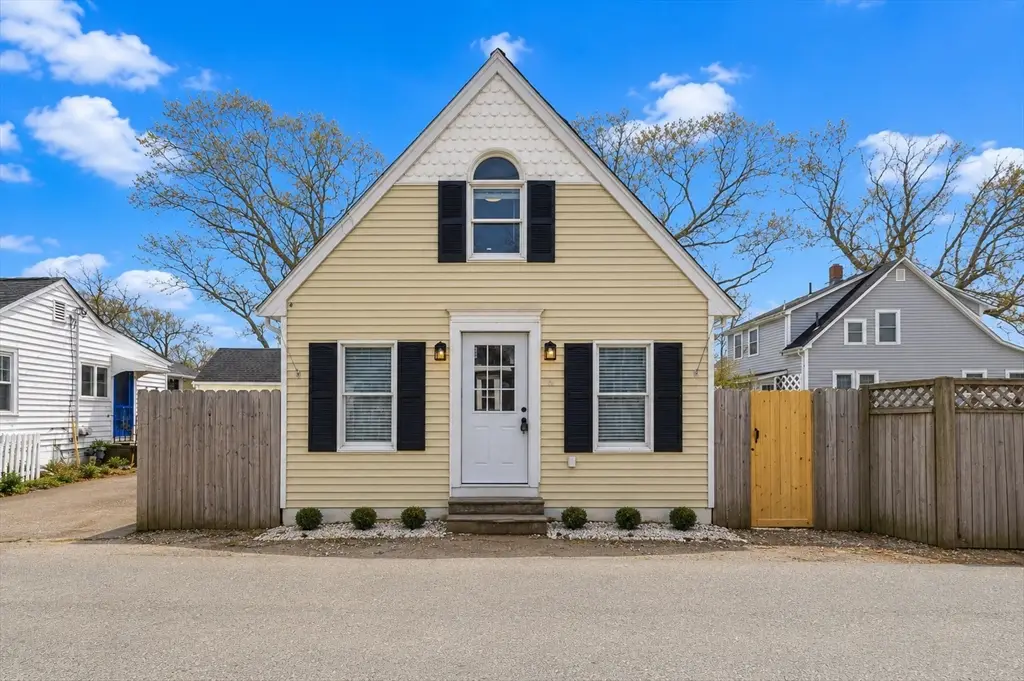 8 Cottage St, Wareham, MA 02571 - #1