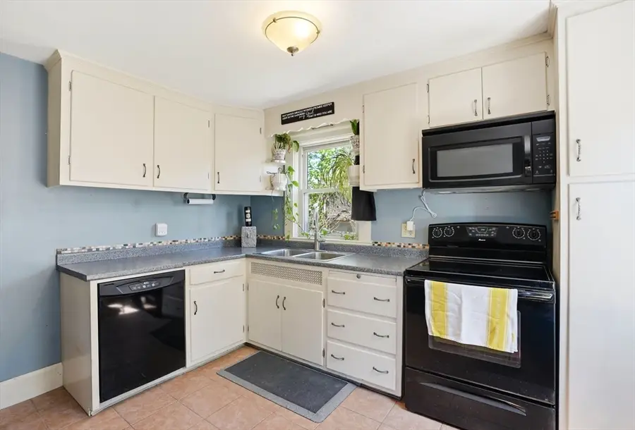 34 Plympton St, New Bedford, MA 02745 - #3