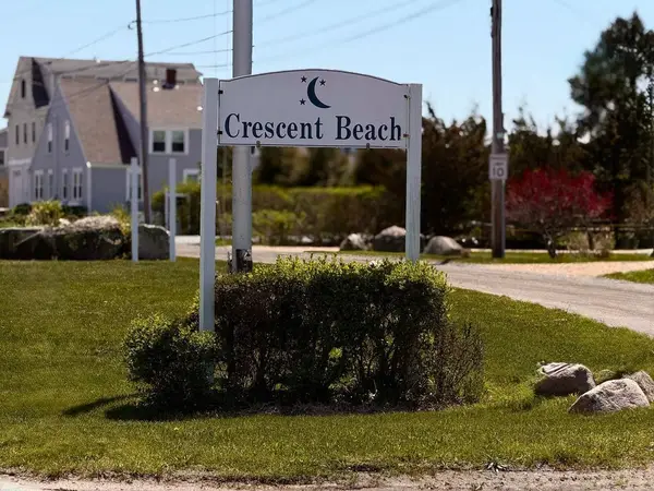 17 Island St, Mattapoisett, MA 02739