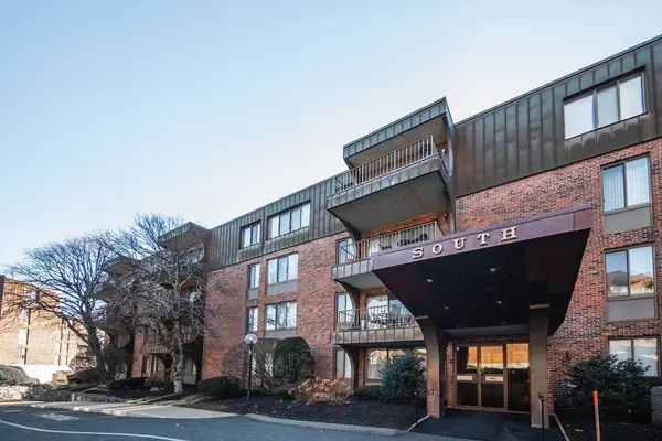 1002 Paradise Rd #PHE, Swampscott, MA 01907