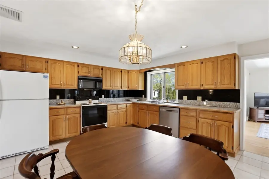 6 Gavin Cir, Stoneham, MA 02180 - #3