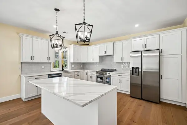 33 Seabiscuit Dr, Plymouth, MA 02360
