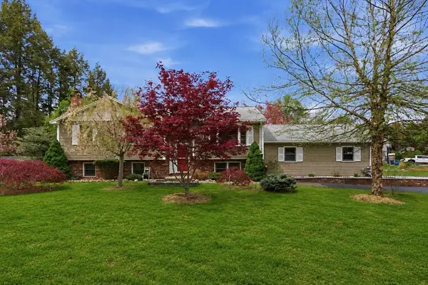 2 Sandspur Ln, North Reading, MA 01864