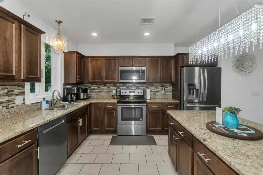 10 Laroche St, Ludlow, MA 01056 - #3