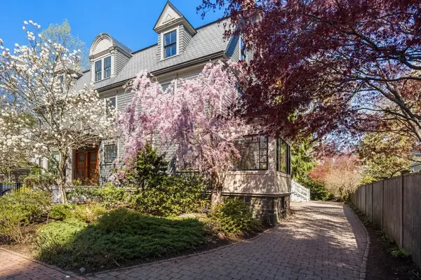 9 Farrar Street #9, Cambridge, MA 02138