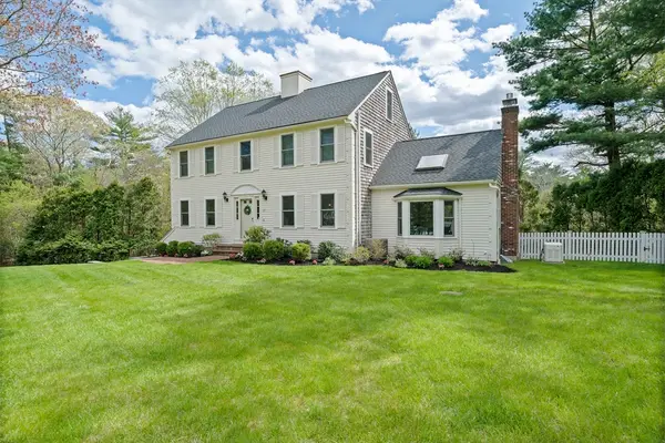 25 Hounds Ditch Ln, Duxbury, MA 02332