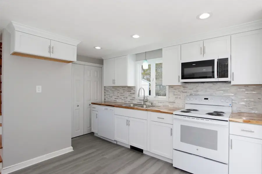 9 Blueberry, Bourne, MA 02532 - #2
