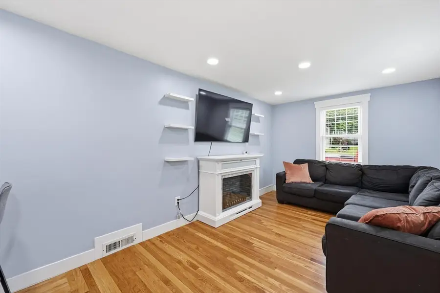 24 Warren Ave, Stoughton, MA 02072 - #3