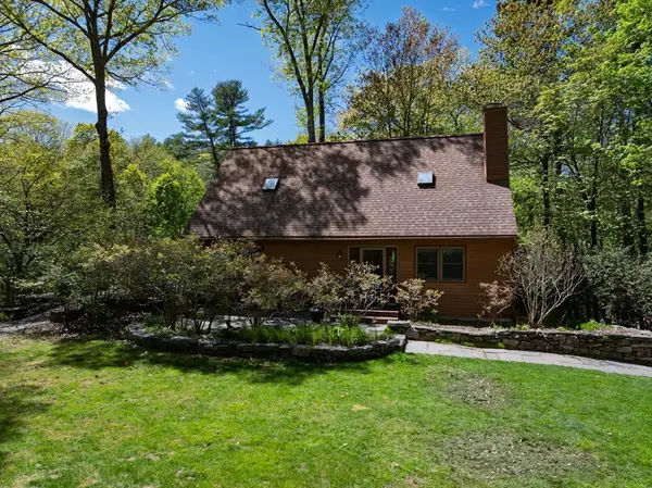 11 Gulf Road, Pelham, MA 01002