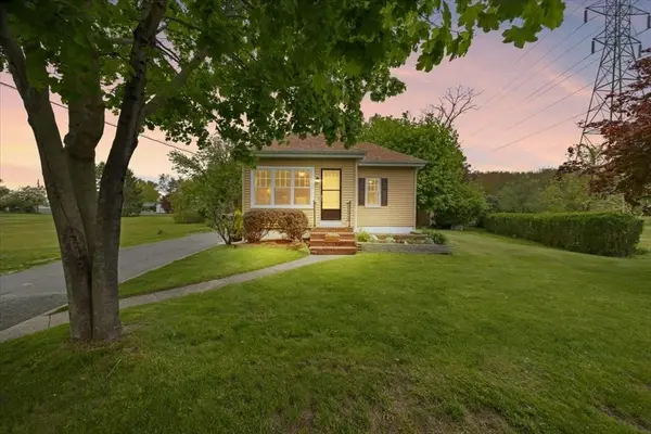 86 Hart St, Taunton, MA 02780