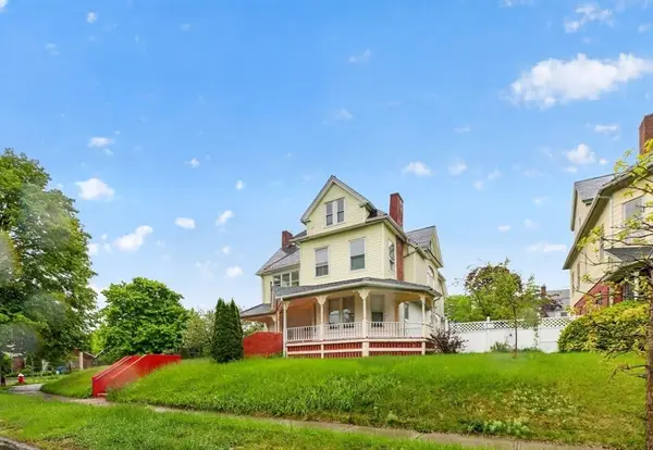 253 Oak St, Holyoke, MA 01040