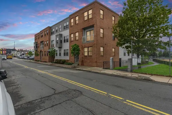 16 Boardman St #204, Boston, MA 02128