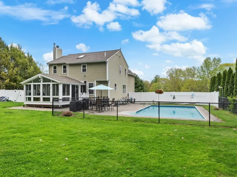 29 W Applewood Dr, Charlton, MA 01507 - #3