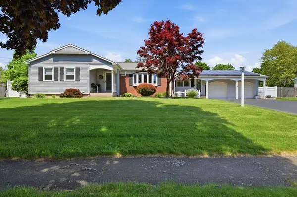 69 Parkview Dr, Agawam, MA 01030
