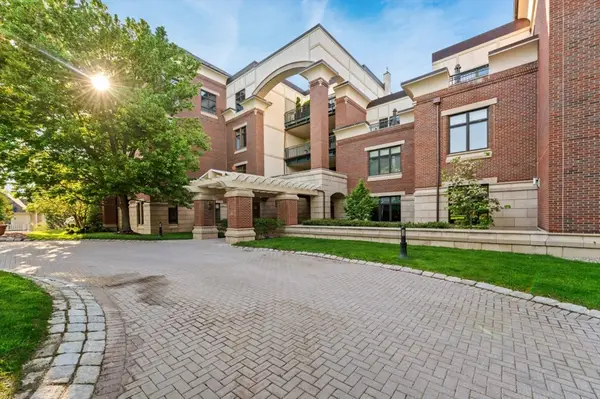 120 Seaver St #B204, Brookline, MA 02445