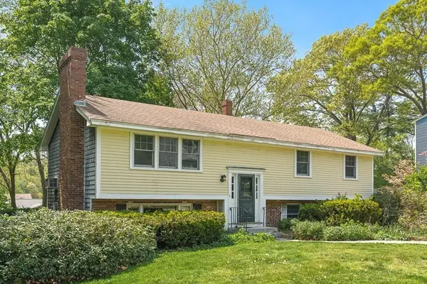 12 Hodgkins Dr, Ipswich, MA 01938