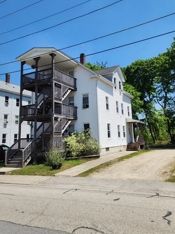 22 Robinson St, Webster, MA 01570