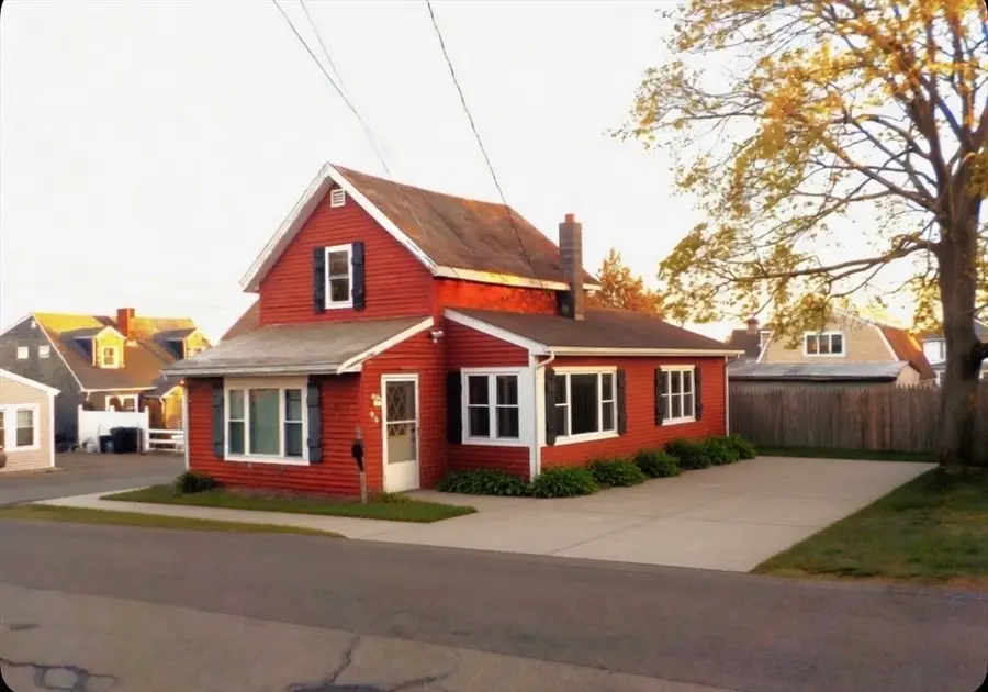 85 Maplewood Ave, Swansea, MA 02777 - #3