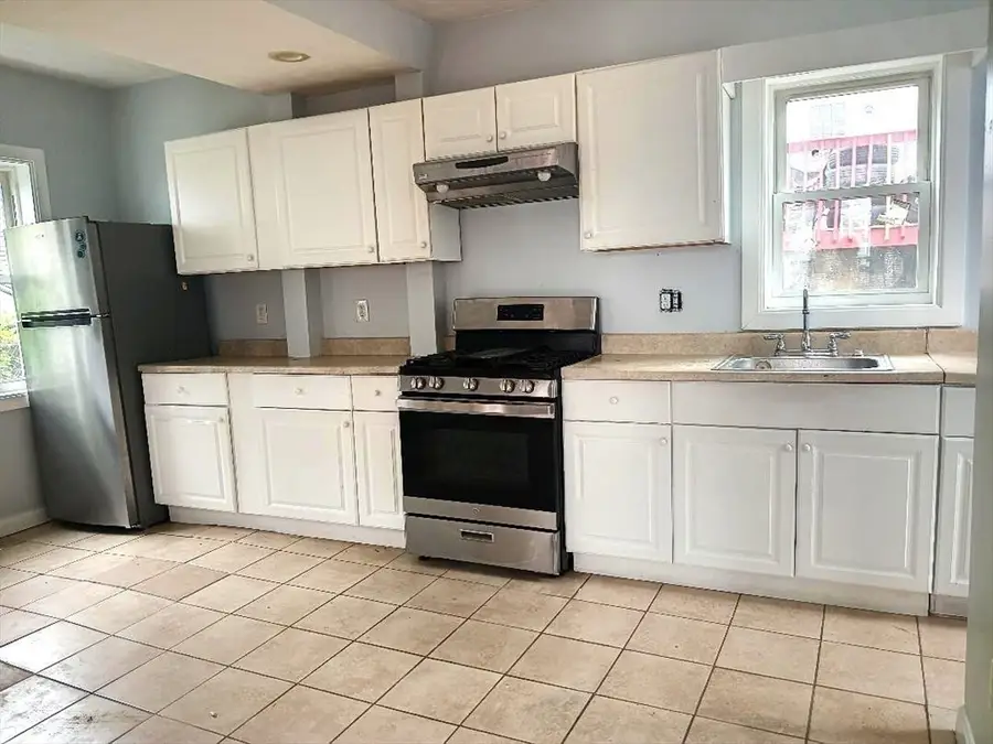 217 Cross St, Lowell, MA 01854 - #3