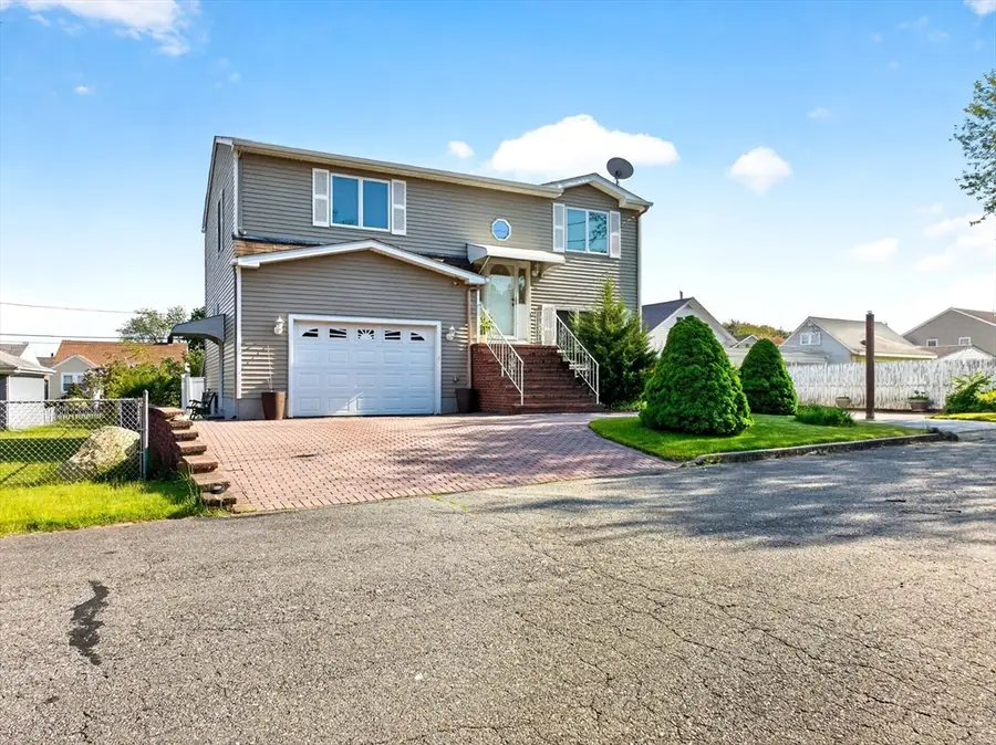 56 Schofield St, New Bedford, MA 02740 - #3