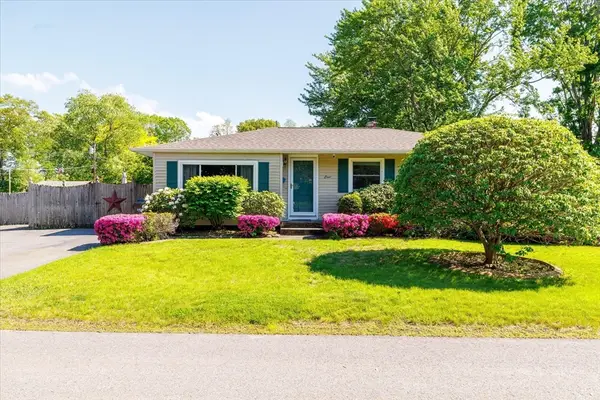 8 Horseshoe Dr, Auburn, MA 01501