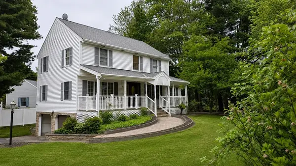 19 Hideaway Ln, Methuen, MA 01844