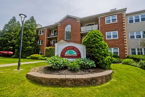 24 Maplecrest Cir #D, Holyoke, MA 01040