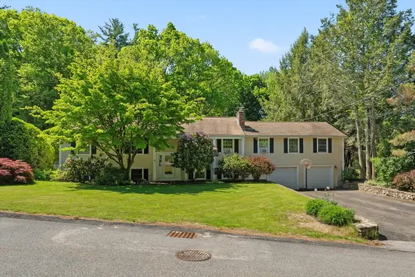 10 Blueberry Ln, Sturbridge, MA 01566