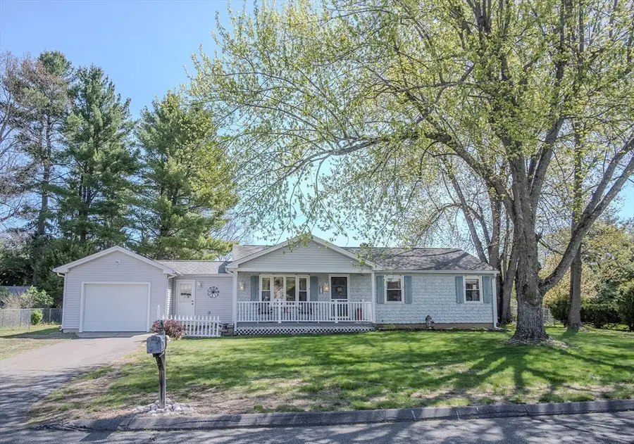 8 Applewood Ln, Holyoke, MA 01040 - #2