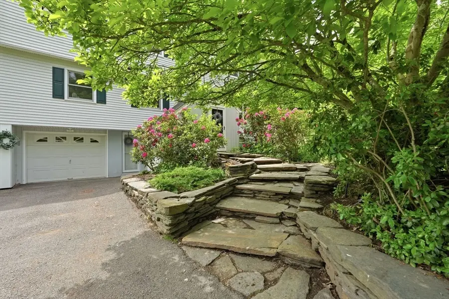189 Pondview Dr, Amherst, MA 01002 - #3