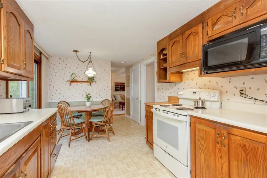 8 Beech St, North Chelmsford, MA 01863 - #3